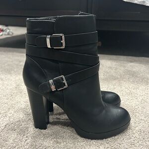 Size 7 bootie - forever 21